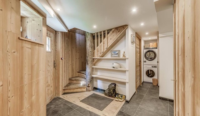 Chalet, 50m from ski slopes, view mountain, terrace, fireplace or stove, tv, ski locker, 130m² in Tignes