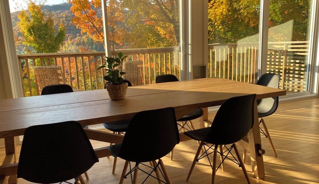 Chalet at the foot of Bromont Mountain, close to the ski and bike trails! in Bromont