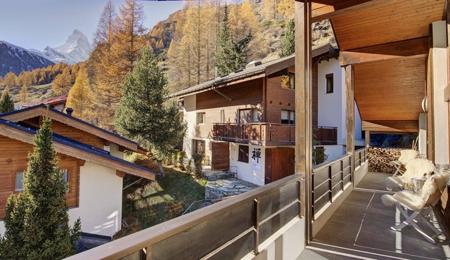 Chalet & Penthouse Zen, Matterhorn view, sauna & hot tub, 100m to main lift in Zermatt