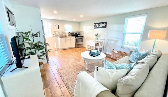 Charming 1BR Pinecraft Vibes, Beach Nearby in Sarasota