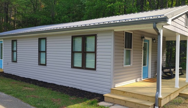 Charming 2-bedroom house with WiFi, AC in wonderful Shady Valley in Shady Valley