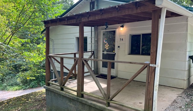 Charming 2 Bedroom- Sleeps 6- Close to University, Waterfall, Casino, Waterpark in Williamsburg
