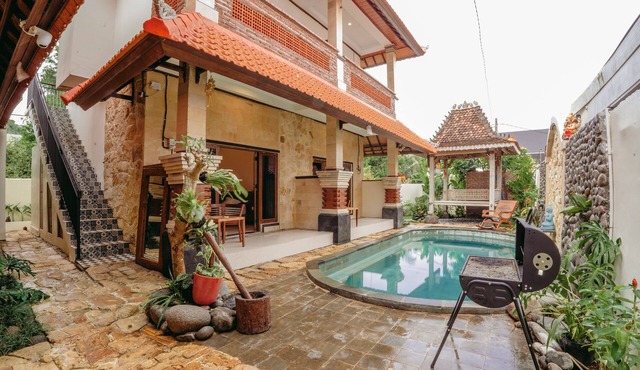 Charming 8-bedroom guesthouse with shared kitchen, only 1 km from the beach. in Banjar