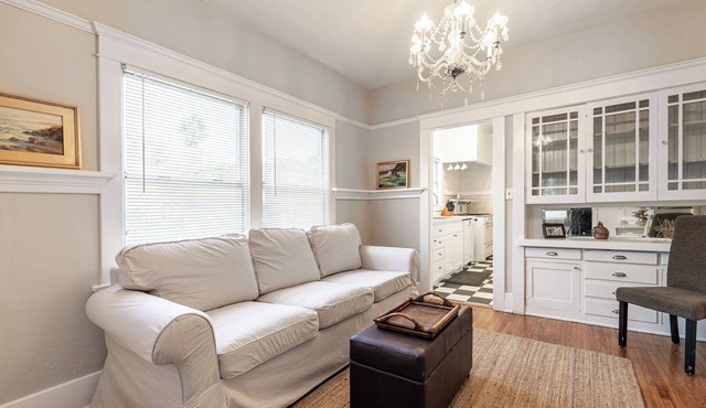 Charming apartment with WiFi and AC, two blocks to the beach in Long Beach