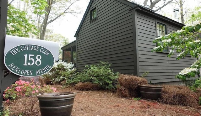 Charming Cottage Club, Steps to Beach & Shops, Private Porch & Loft Bedroom! in Rehoboth Beach