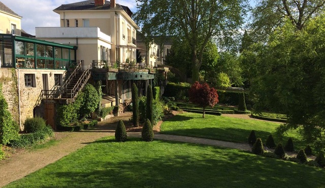 Charming family home-large flowered garden-banks of the Loir-1h30 Paris 15pers in Seiches-Sur-Le-Loir