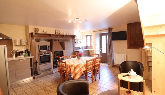 Charming Lakeside House in Arnac - 3BR, 6 Guests, Enclosed Yard, BBQ, Near Activities in Arnac