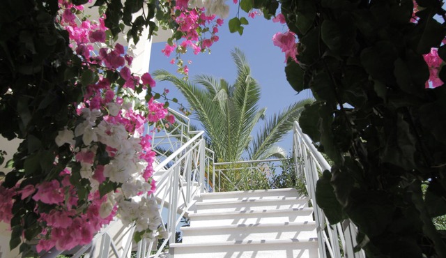 CHARMING MEDITERRANEAN COTTAGE NEAR THE BEACH AND CLOSE TO THE AIRPORT AND PORT in Artemis
