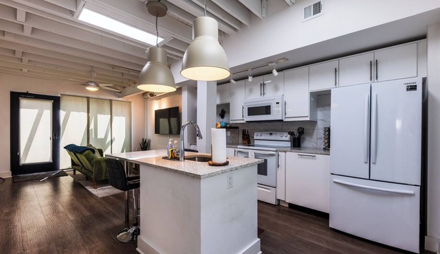 Charming Space with Parking/King Bed/Street Car in Kansas City