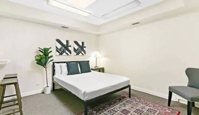 Chic Studio - In Downtown Highland Park, by Metra in Highland Park