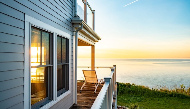 Cliff House - Oceanfront Year-Round Romantic Getaway w/Hot Tub in Plymouth