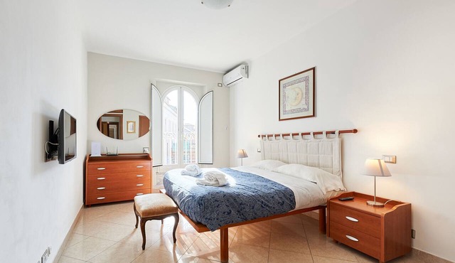 Close to Spanish Steps 2 bedrooms, balcony, wifi, A/C, dining room, kitchen, lift in Roma