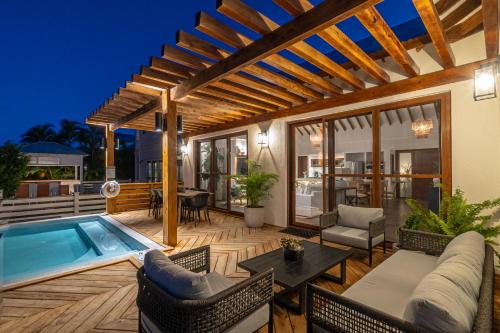 Conch Shell Cottage and Mistico Beach Club plus Boat Shuttle