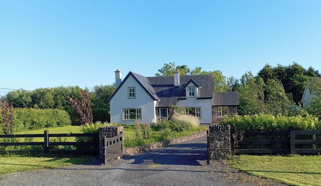 Conveniently located house in the countryside to enjoy all of Kerry in KY
