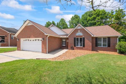 Cookeville Family Retreat 3BR Home with Yard Close to TTU & Town in Cookeville