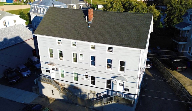 Cozy 1-bedroom apartment in charming Fall River with WiFi, AC in Fall River