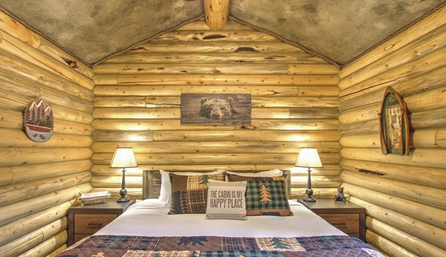 Cozy and Rustic "Bear Themed" Cabin~private pond and 7 miles to YNP entrance! in West Yellowstone