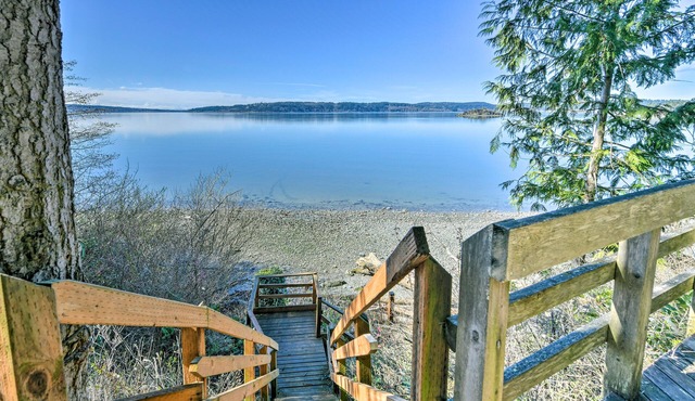 Cozy Beachouse: View & Deck, Steps from Skagit Bay in La Conner