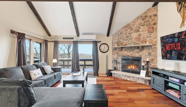 Cozy Camelback, Pocono Retreat w/Mountain Views! in Tannersville