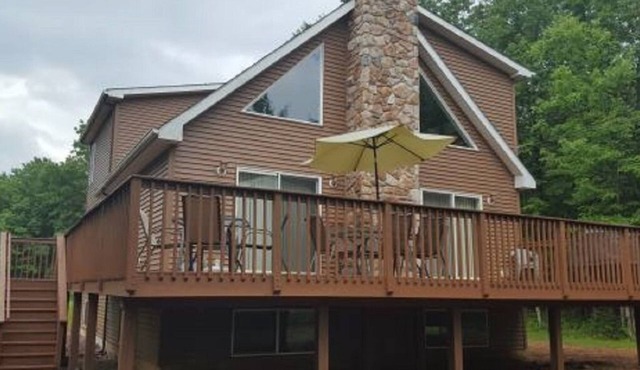 Cozy chalet in lake community with game room, central air, wifi and fireplace. in Albrightsville
