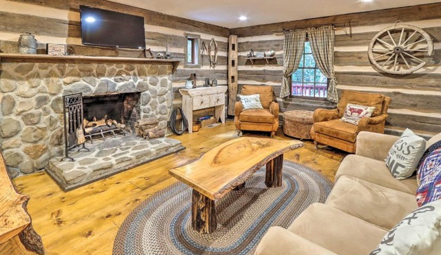 Cozy Creekside Mountain Escape w/Hot Tub! in Sautee Nacoochee