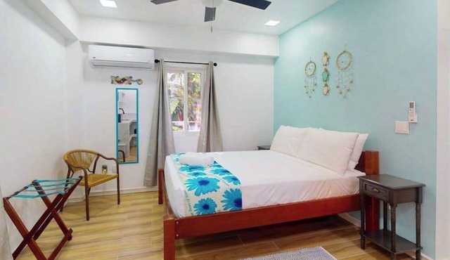 Cozy island cabana with central AC, bikes, BBQ area & walk-to-beach access