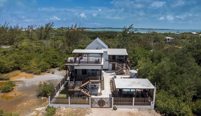 Cozy King bed suite in welcoming Caye Caulker with AC and pool