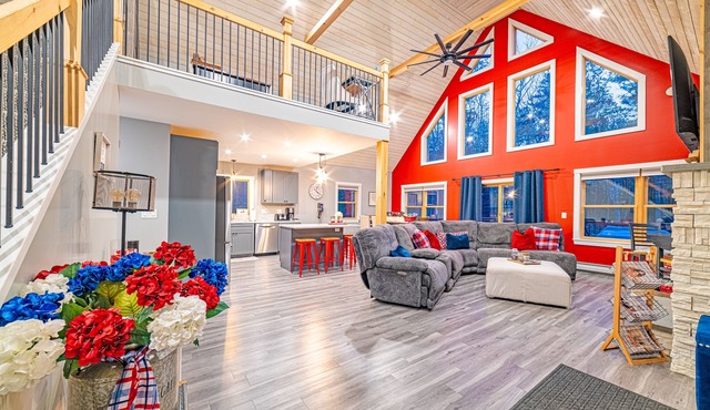 Cozy Riverfront Modern Farmhouse, close to downtown Bethel and Sunday River in Bethel
