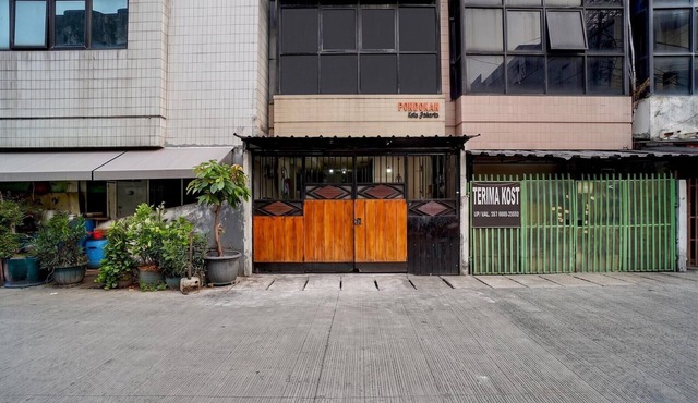 Cozy Standard Double Near RS Husada in Jakarta