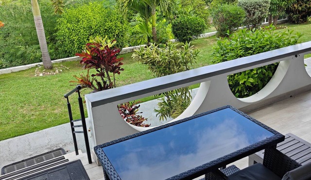 Cozy Studio with Seaview. Beach nearby/On-site car rental/Very comfortable bed in Crosbies
