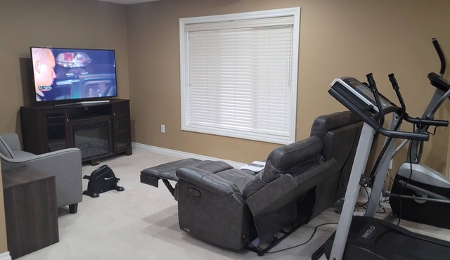 Cozy, Work, Play/Park, BBQ/Patio, Gym, Walk/Trails. Entire guesthouse in Calgary in De Winton