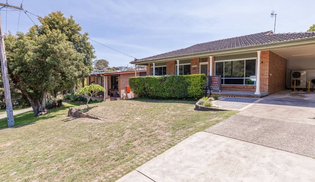 Cuddles Cottage, 4 Christmas Bush Avenue - air conditioned holiday house, 400 metres to Dutchies beach in Nelson Bay