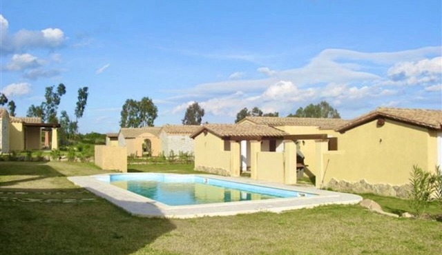 Delightful air-conditioned villa of approximately 75 m2 composed of a living room with sofas and satellite TV, kitchenette with gas stove, fridge, oven, dishwasher and microwave.Washing machine outside with clothesline.A double bedroom and a bedroom with in Costa Rei
