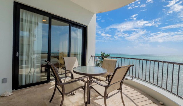 Deluxe Oceanfront Suite A3- Pool/Jacuzzi/Heart of town