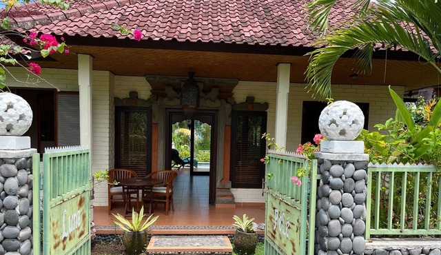 Detached house on beautiful location with direct views of rice fields and sea in Bali
