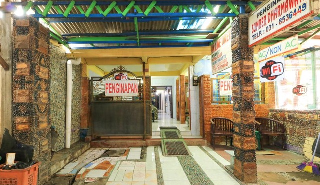Dharmawati Homestay Syariah at Terminal Purabaya in Waru