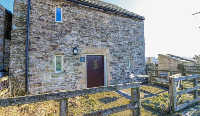 DOVE COTTAGE, romantic, character holiday cottage in Allendale in Hexham