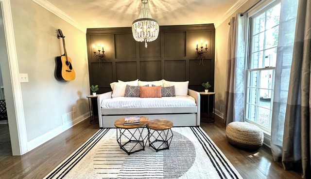 Downtown Renovated Luxury: Sleeps 10, Game Room, Fire Pit, Fenced Yard in Alpharetta