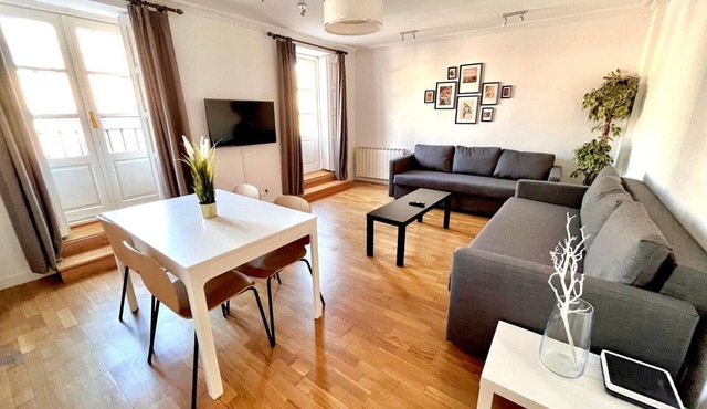 Espacios Blanco Plaza Mayor LUX: two rooms, 5 beds, balconies with views of the Plaza Mayor itself! in Valladolid