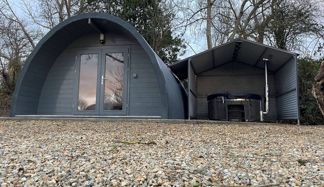 Executive Pod and Jacuzzi by the river, in Co.Wexford in WX