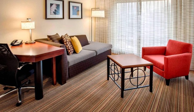 Explore Westborough! Free Parking, Pool, Short Drive to Lake Chauncy Beach in Westborough