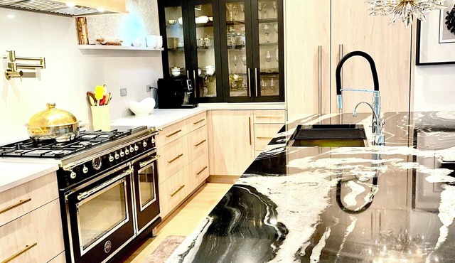 Exquisite designers lake house walk to beach, train, fantastic restaurants. in Highland Park
