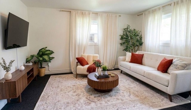 Fabulous 2-bedroom apartment with Free EV charging station in Indiana