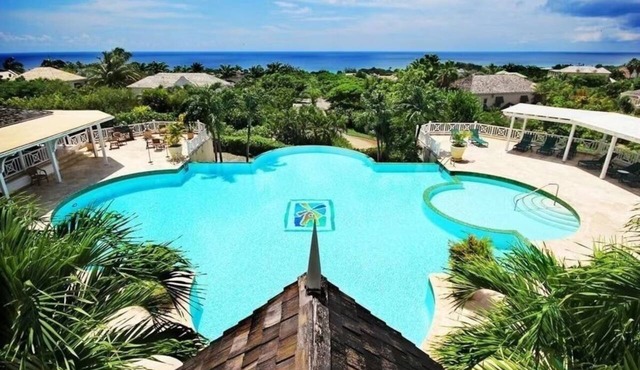 Family-friendly villa, 2 Pools, Tennis Courts, Playground & On-Site Restaurant. in Mount Stand fast