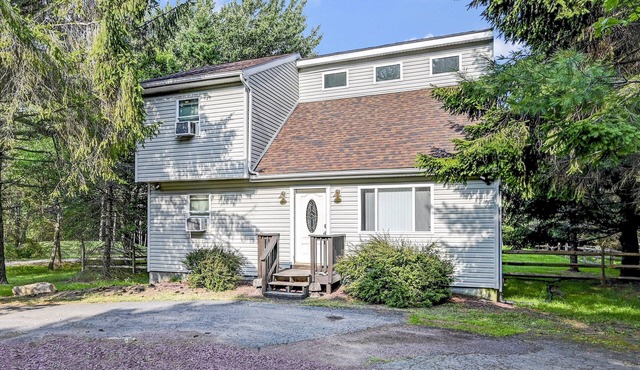 Family Retreat w Fenced Yd and Game Rooms-Pool-Shuffleboard-Arcade-AirHockey-Ski in Albrightsville