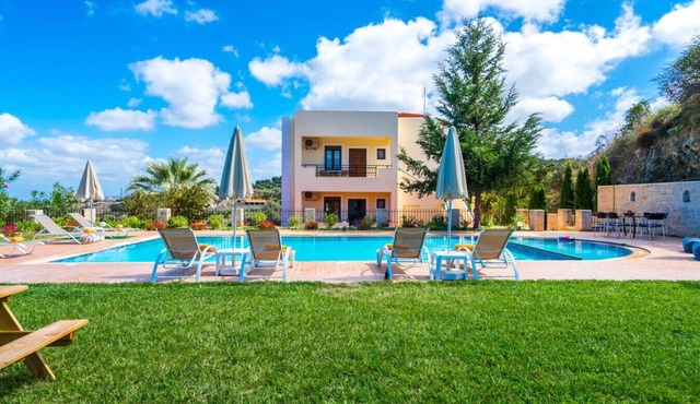 Family Villa w/Private Pool, Childrens Area & BBQ in Rethymno
