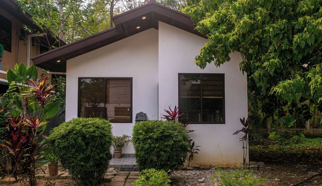 Feel at home in this bungalow w/hi-speed internet in Coron