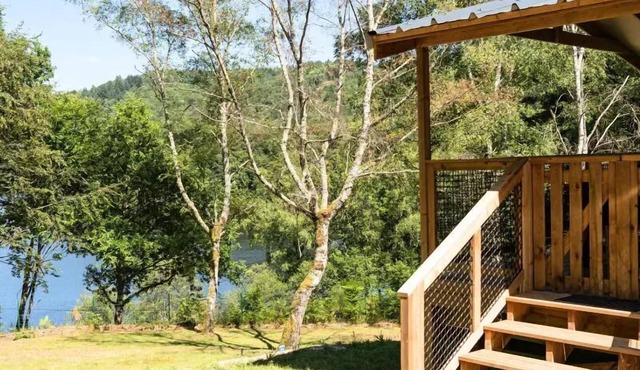 Flower Camping La Plage * - Premium VIP Lodge 34m2 - lake view (2 bedrooms) + TV + sheets + towels + covered terrace 11m2 5 people in TREIGNAC