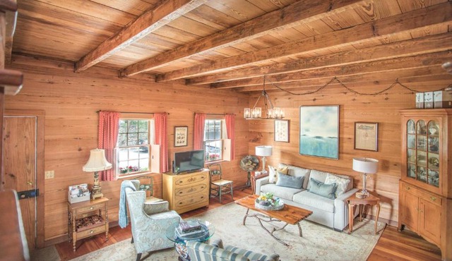 Freeman's Cottage by Lucky Savannah in Savannah