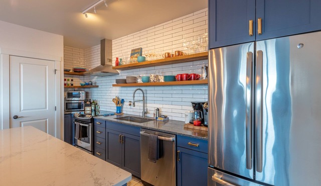 Fully Renovated ski in/ski out Loft with Private Hot Tub in Golden